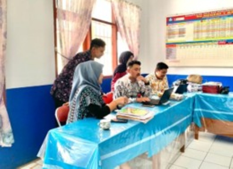 Dosen UM Kuningan latih guru SDN 1 Bakom bikin media belajar pakai Canva agar suasana kelas lebih interaktif dan kreatif.
