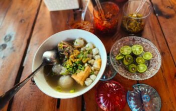 Baso Aci Ambu Bayuning menawarkan sensasi ngebakso di tengah sawah Kuningan dengan kuah kaldu serai yang khas dan ramah di kantong.