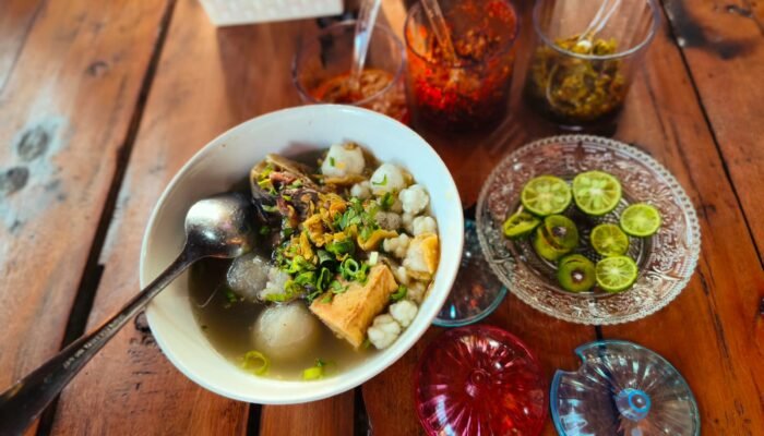 Tersembunyi di Tengah Sawah Kuningan, Baso Aci Ambu Bayuning Bikin Ketagihan dengan Kuah Kaldu Serai yang Wangi