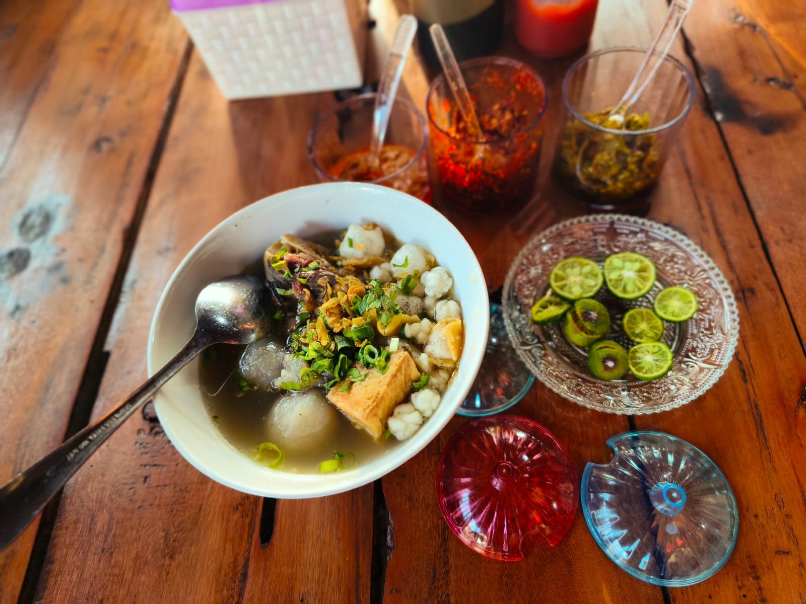 Baso Aci Ambu Bayuning menawarkan sensasi ngebakso di tengah sawah Kuningan dengan kuah kaldu serai yang khas dan ramah di kantong.