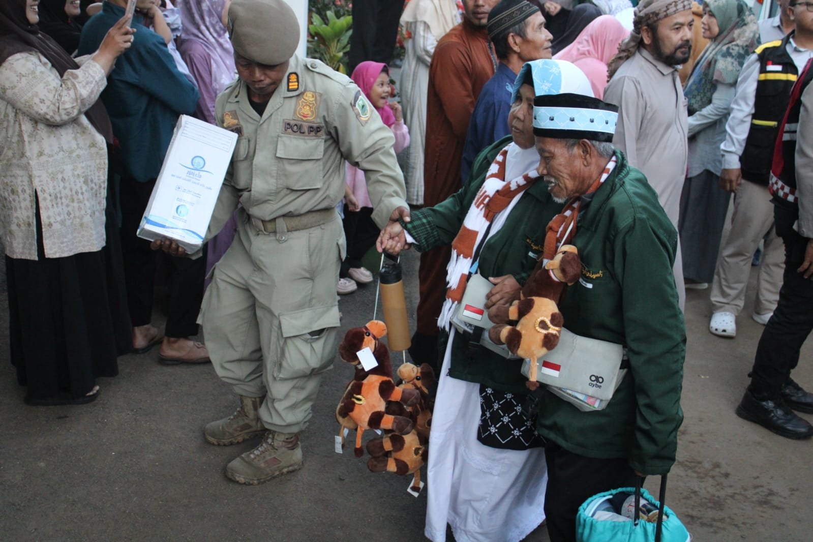 Isak tangis haru warnai kepulangan 244 jemaah haji Kloter 39 di Kuningan Islamic Center. Bupati Kuningan ingatkan jaga kesehatan.