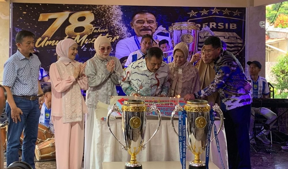 Umuh Muchtar merayakan ulang tahun ke-78 di Tanjungsari. Manajer Persib ini sempat cerita momen nekatnya ke Parepare saat sakit.