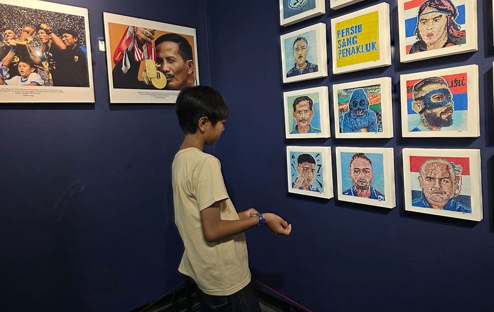 Cultura PERSIB menarik perhatian publik. Rasa penasaran pengunjung terjawab lewat karya seni yang mengangkat sisi lain klub.