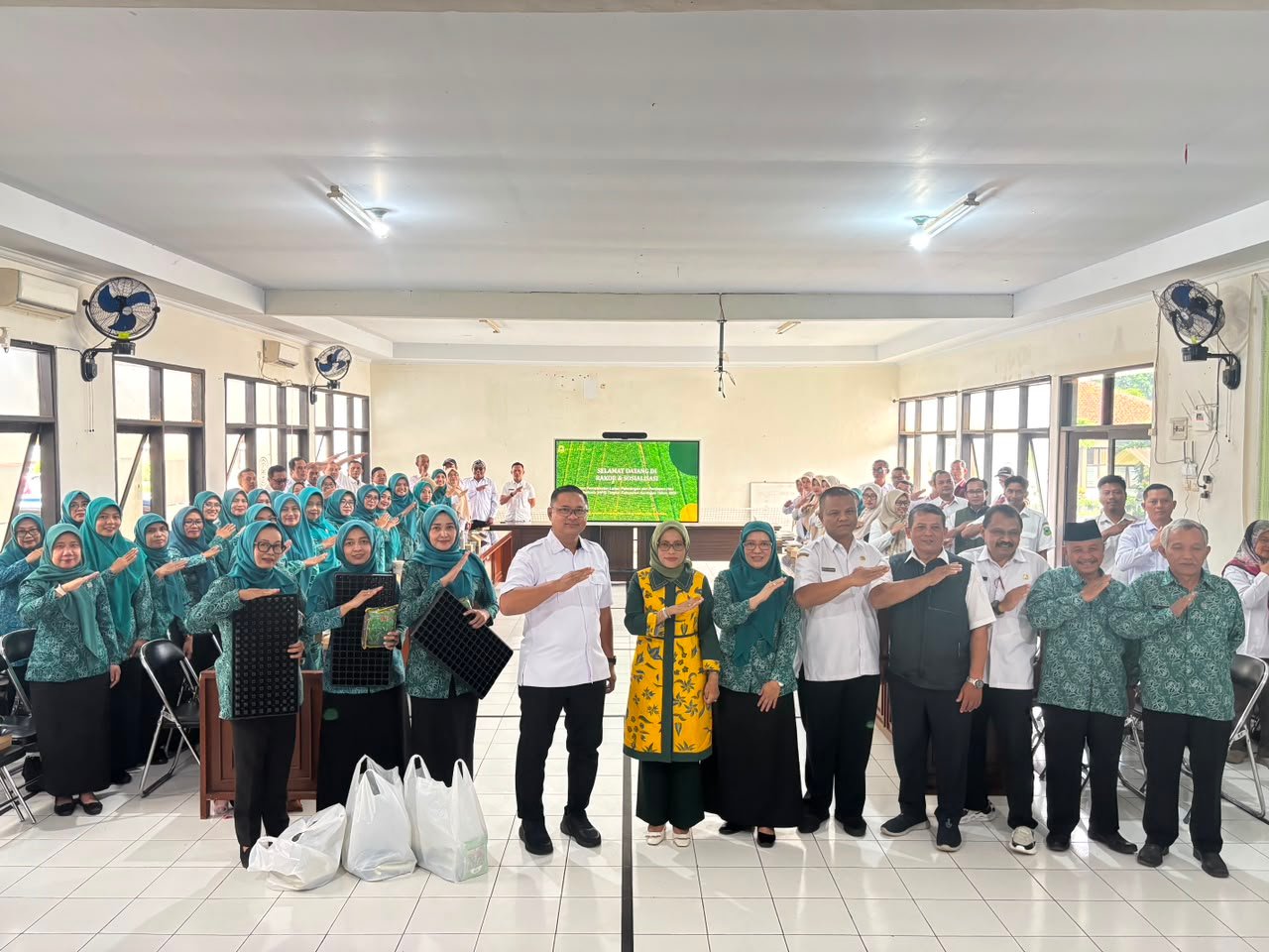 Diskatan Kuningan dorong pekarangan rumah jadi lumbung pangan keluarga untuk perkuat ketahanan pangan, gizi, dan ekonomi rumah tangga.