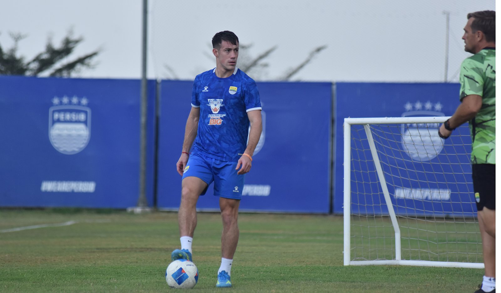 Mariano Peralta jalani latihan perdana bareng Persib di GBLA usai terbang 31 jam dari Argentina. Intip persiapannya di sini!