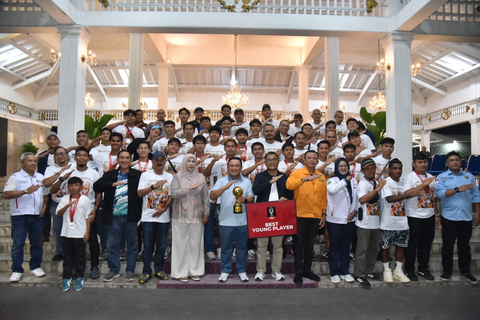 PESIK Kuningan promosi ke Liga 3 Nusantara. Bupati Dian Rachmat Yanuar apresiasi perjuangan tim dan targetkan prestasi lebih tinggi.