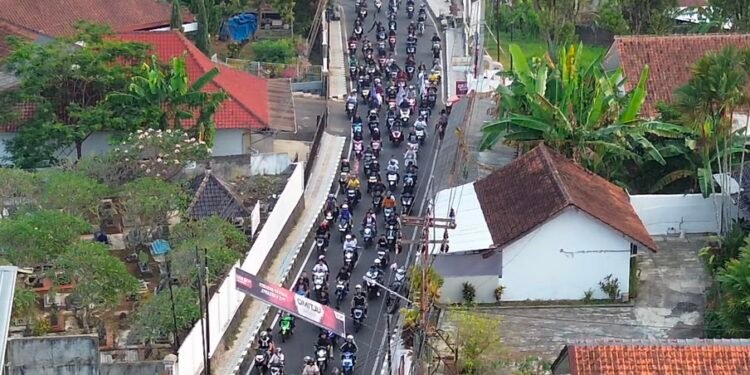 Ribuan warga Kuningan tumpah ke jalan sambut konvoi skuad Pesik yang sukses raih tiket promosi ke Liga 3 usai laga Liga 4 2026.