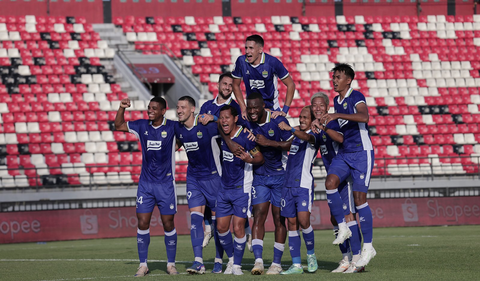 Persib Bandung lolos ke final Piala Presiden 2026 usai tekuk Persija Jakarta 2-1. Igor Tolic soroti jadwal laga yang langgar aturan FIFA.