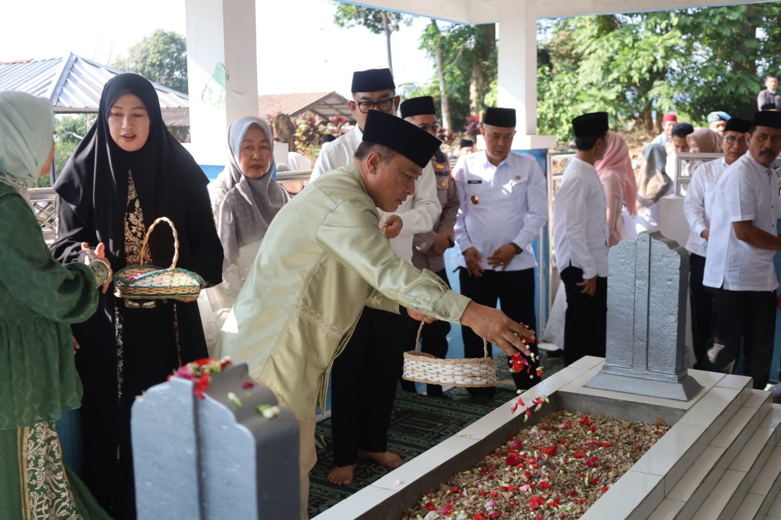 Haul Syekh Maulana Akbar dan ziarah ke Astana Gede jadi aamomentum ingatkan pentingnya akar sejarah dalam pembangunan daerah.