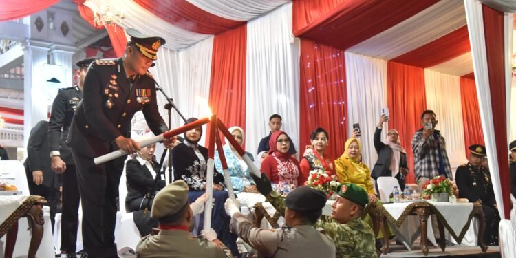 Pawai Obor HUT ke-81 RI di Kuningan berlangsung penuh makna, dari nyala obor hingga Renungan Suci mengenang jasa para pahlawan.