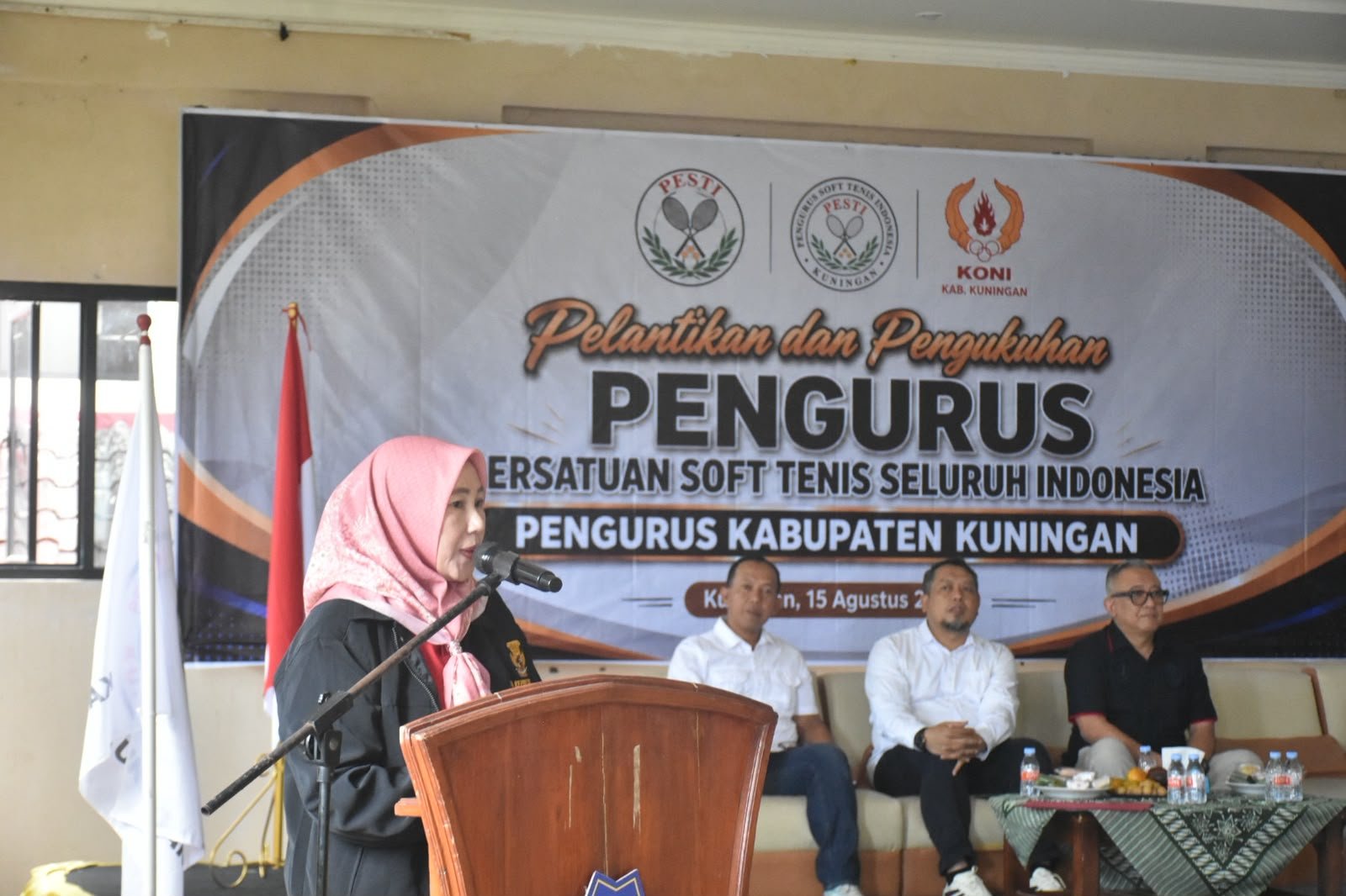 PESTI Kuningan resmi dikukuhkan. Tuti Andriani mendorong pembinaan atlet muda, turnamen, dan pengembangan soft tenis berkelanjutan.