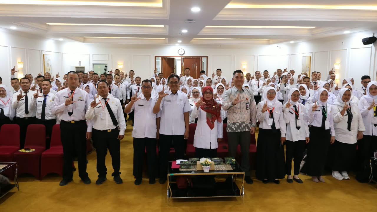 OJK Cirebon latih 700 PPPK lewat KELINGAN demi cegah ancaman pinjol ilegal dan judi online. Simak strategi kelola gajinya di sini!
