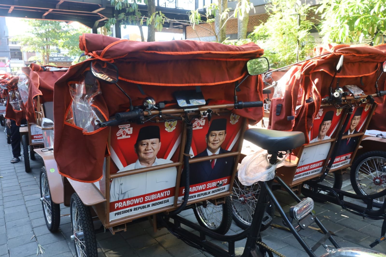 Sebanyak 200 unit becak listrik bantuan Presiden Prabowo disalurkan untuk penarik becak lansia dan area wisata di Kuningan.