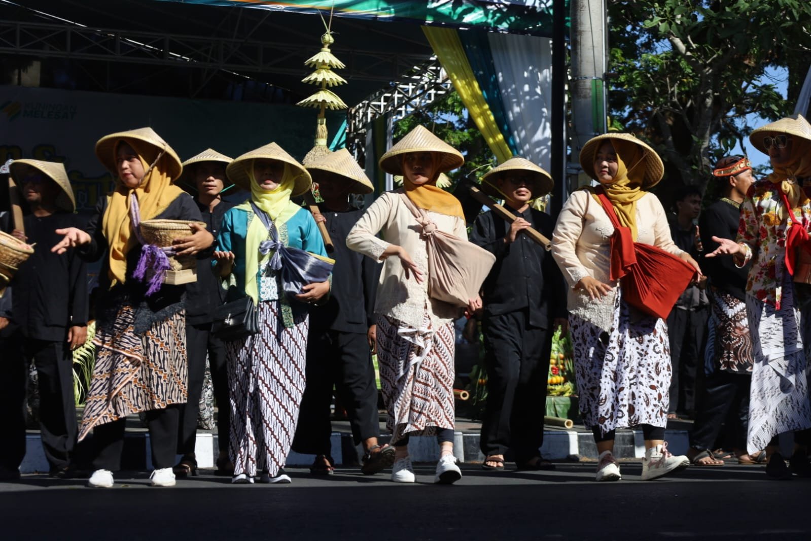 Kemeriahan Seba Sapton dan Babarit HUT ke-528 Kuningan di Pendopo Bupati dipadati ribuan warga yang antusias berebut berkah.
