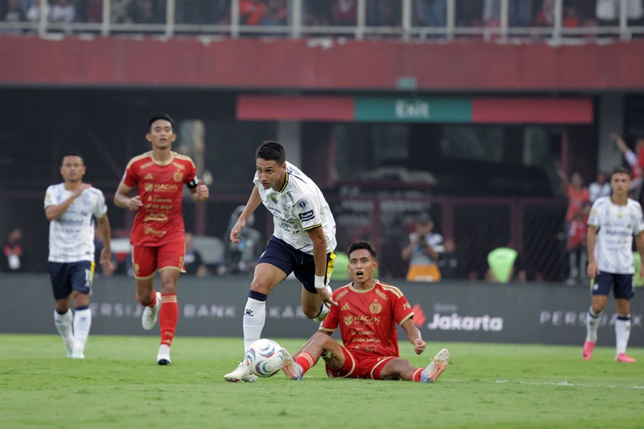 Hasil Persija vs Persib 2-1 di SUGBK, Ivan Mamut cetak gol penentu pada injury time setelah Balsa Sekulic menyamakan skor.