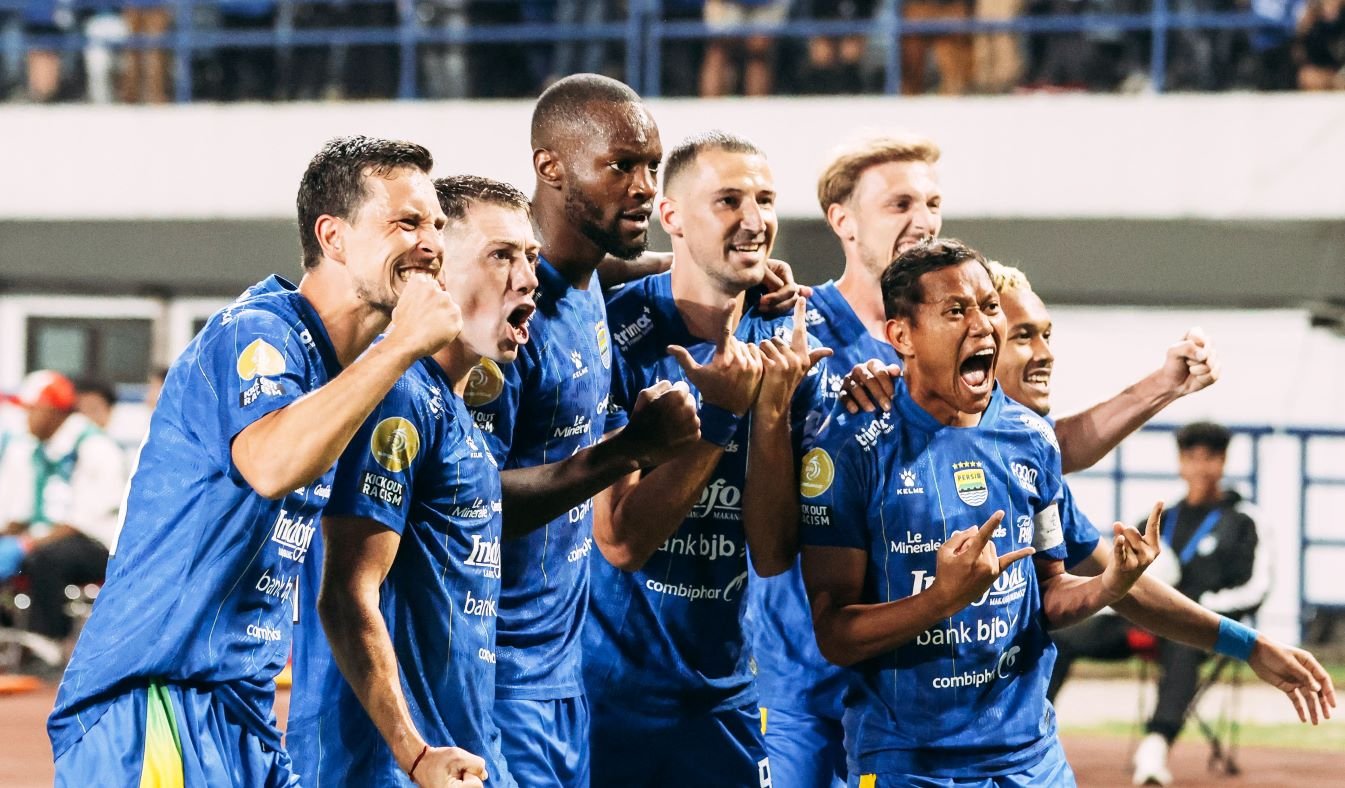Persib Bandung sukses comebacks libas PSM Makassar 3-1 di Stadion GBLA, Persib tempat posisi ke-2 klasemen Liga 1 sementara.