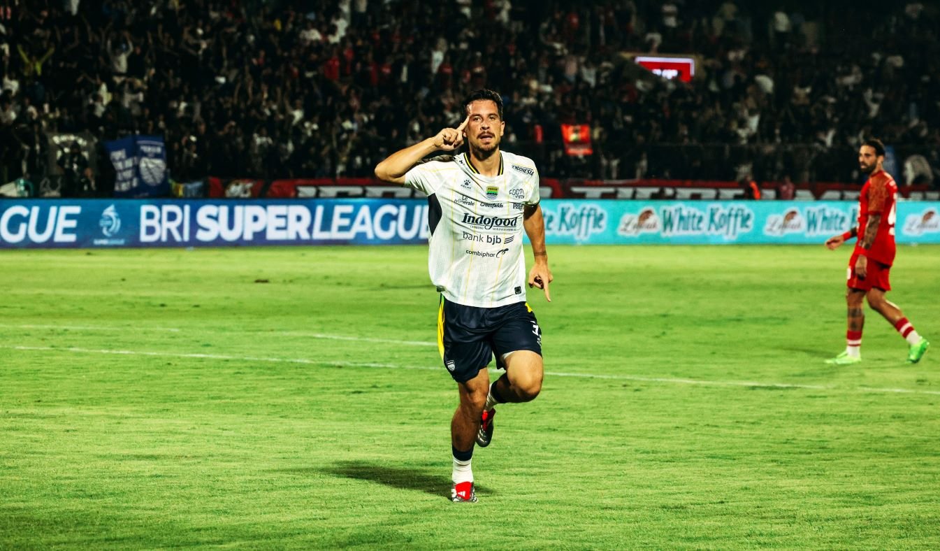 Persib Maung Bandung bangkit dari ketertinggalan dan menang 2-1 atas Persijap Jepara lewat gol Thom Haye dan Uilliam Barros.