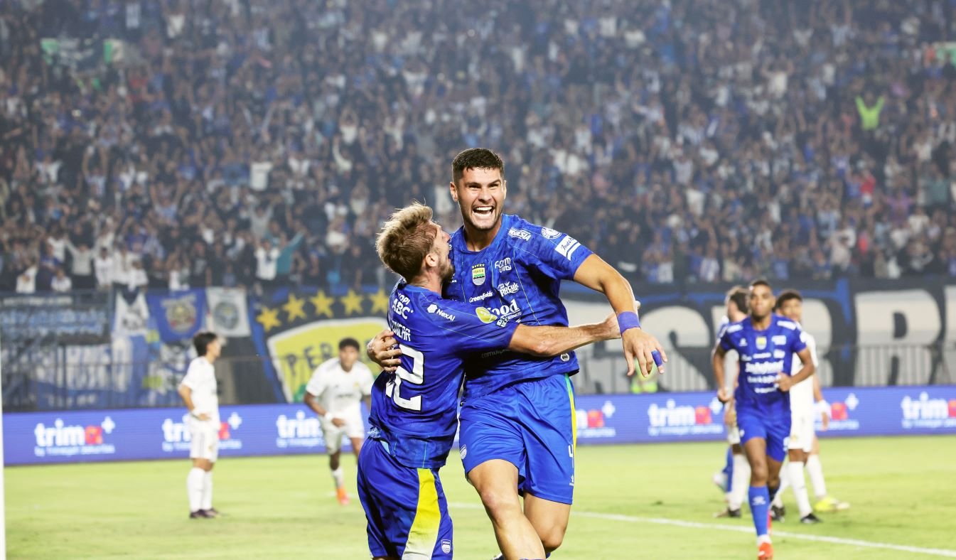 Persib Bandung bekuk Persik Kediri 1-0 di Si Jalak Harupat lewat gol sundulan Julio Cesar pada sentuhan pertamanya di menit 78.