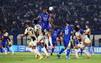 Persib Maung Bandung bangkit dari ketertinggalan 0-2 melawan Dewa United. Marc Klok dan Balsa Sekulic memastikan laga berakhir imbang 2-2.
