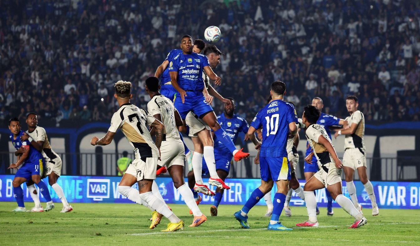 Persib Maung Bandung bangkit dari ketertinggalan 0-2 melawan Dewa United. Marc Klok dan Balsa Sekulic memastikan laga berakhir imbang 2-2.